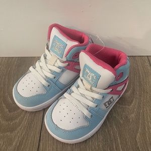 Size 6T DC Shoes